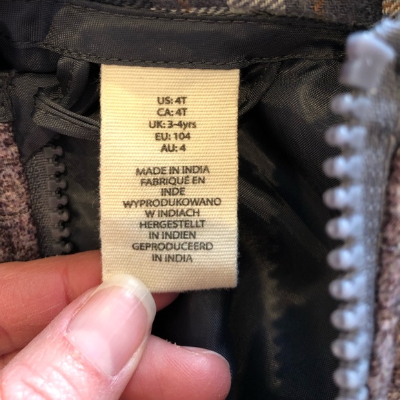 Vest size 4T. Grey with soft plaid lining in hood. Excellent condition. - Picture 5 of 5